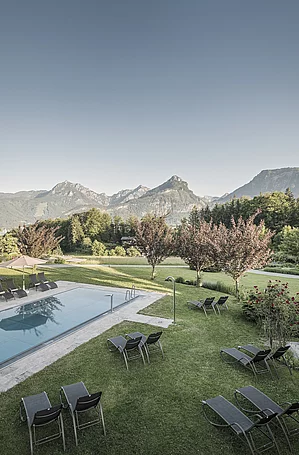 Wellness Außenbereich mit Pool im Hotel Bachmanngut