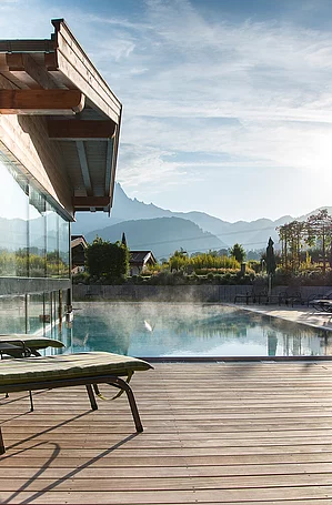 Pool im Wellnessgarten vom Kitzspitz am Morgen