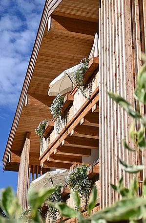 Fassade mit Holzbalkonen des Pechtlguts in Lofer im Sommer